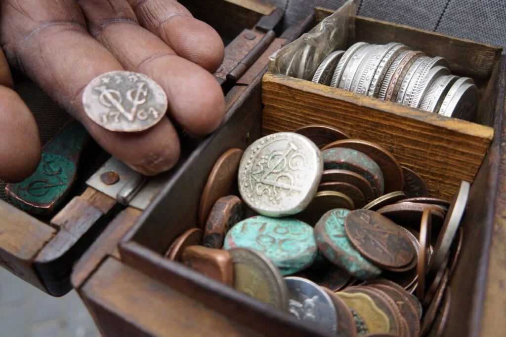 In de straat verkoopt een man nog ouder VOC-munten