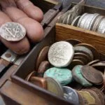 In de straat verkoopt een man nog ouder VOC-munten