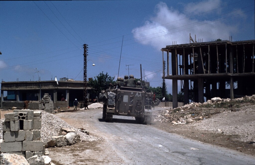 Libanonoorlog (1982) – Israëlische troepen trekken Libanon in. Foto gemaakt door Pieter Mielen
