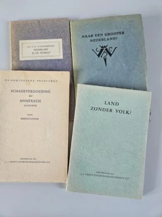 Enkele brochures uit de jaren 1944-1945