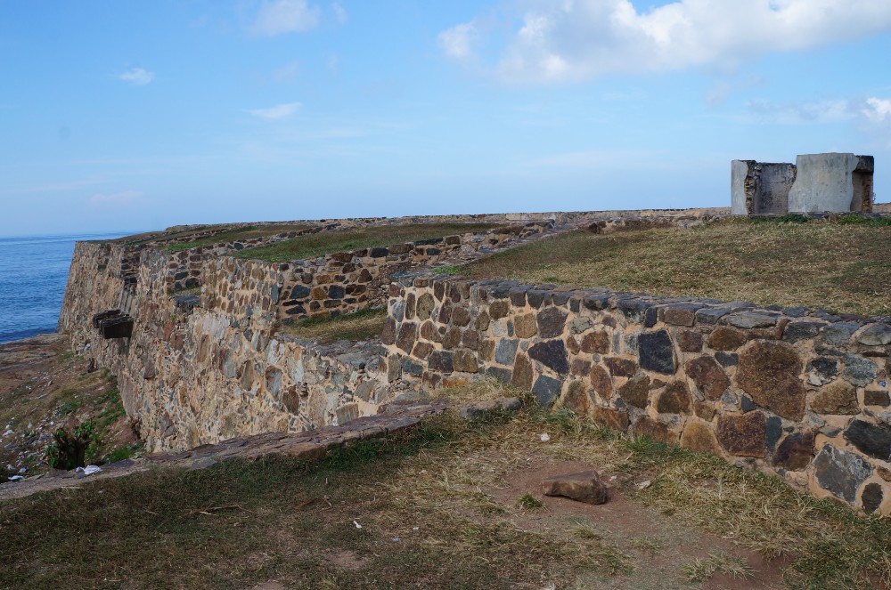 Overgebleven versterkingen van het goed geconserveerde fort van Galle.