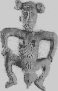 Laatmiddeleeuws draagteken; opgegraven in Nieuwlande: ‘naakte vrouw met opgetrokken benen’. 