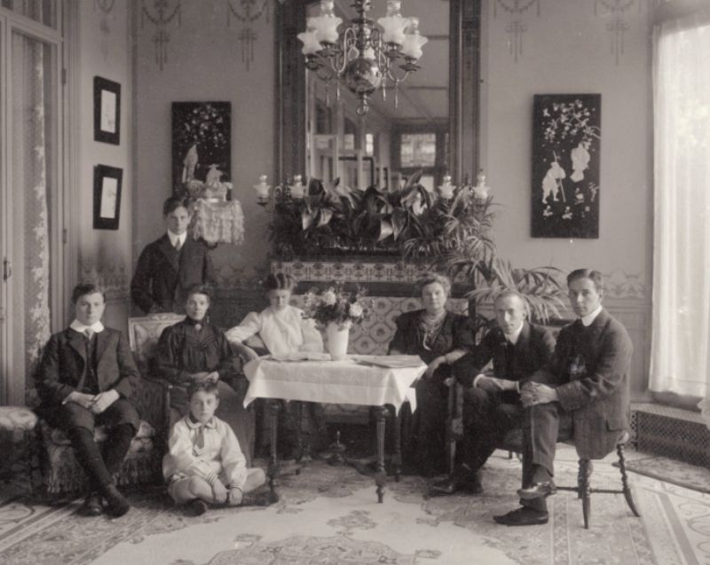 Een aantal familieleden in de salon van het huis aan het Bezuidenhout 73 in Den Haag, 1903 of 1904. Van links naar rechts: Jan, Guus
(staand), Rosita Abendanon-Mandri, Boelie (in kleermakerszit), Go, Margo, Jacques Abendanon en Dolph.