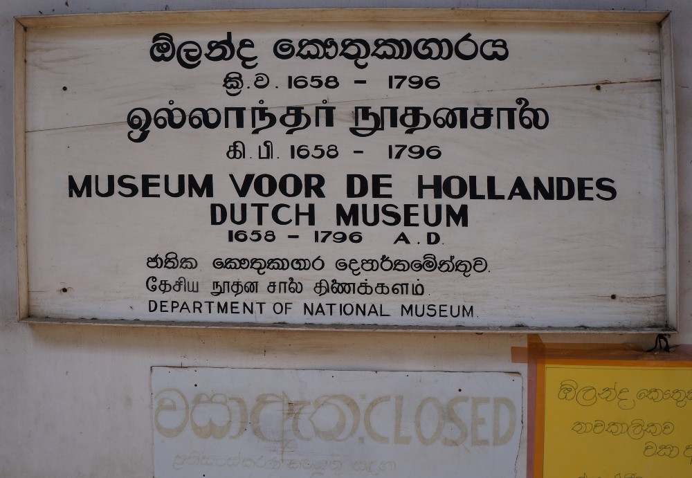 Het bordje bij het Dutch Museum met typerende spelfout