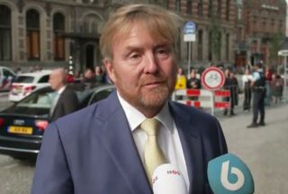 Koning Willem-Alexander reageert voor de camera's op de vondst van de NSDAP-kaart van zijn grootvader, prins Bernhard