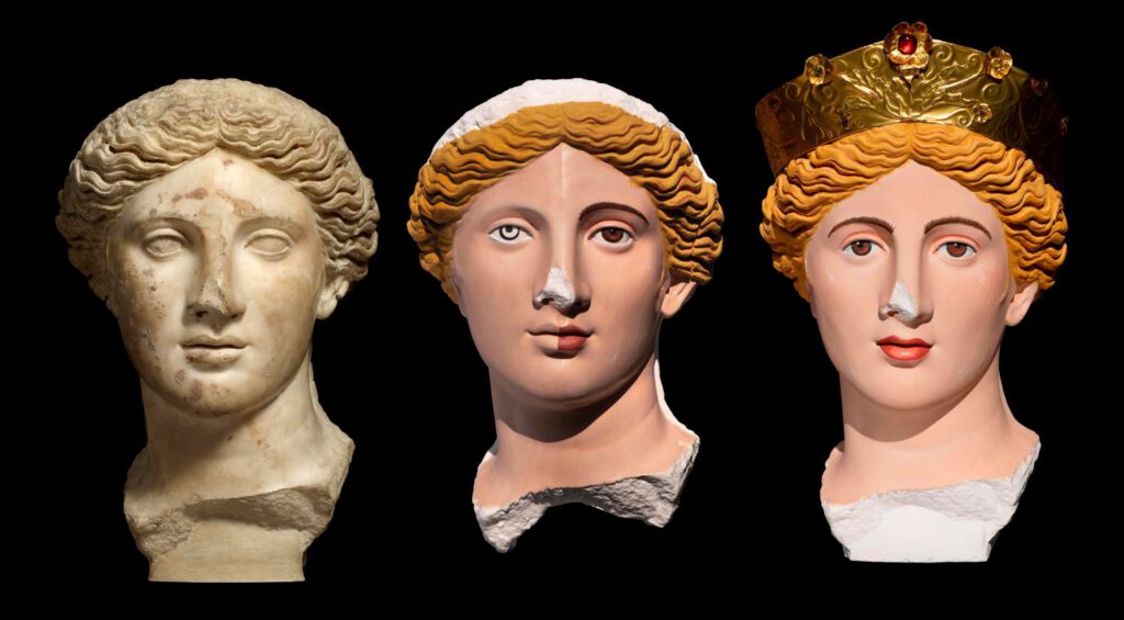 Origineel en reconstructies van het hoofd van een Romeins standbeeld van een godin