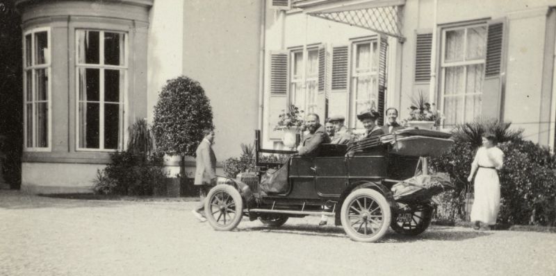 Automobilisme was niet de geringste consequentie van de petroleumrevolutie. De start van een autorit vanaf de Paauw in 1913. Philip Kohnstamm bestuurt het vehikel, een auto van ‘’t Hollandsche fabricaat’ Spijker.