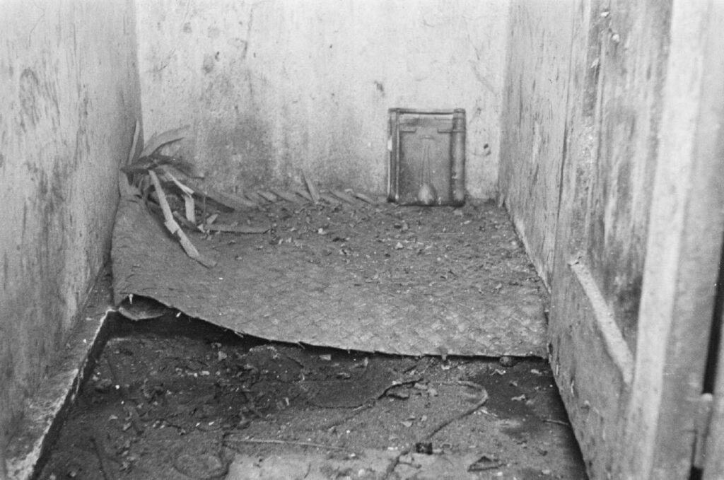 In een woning in Palembang (Zuid-Sumatra) troffen Nederlandse militairen in augustus 1947 een klein kamertje met een tikar (gevlochten mat) aan, 