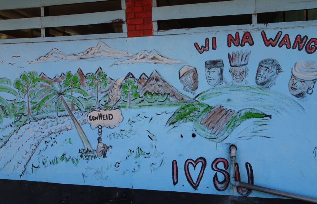 Een geschilderd bord in Groningen, dat de eenheid van de uiteenlopende Surinaamse bevolkingsgroepen belichaamt