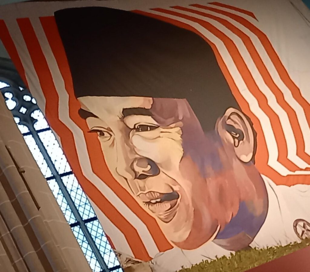 Banier met portret van Soekarno.