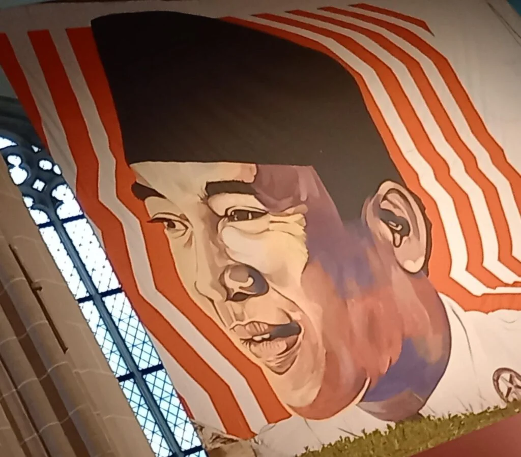 Banier met portret van Soekarno.