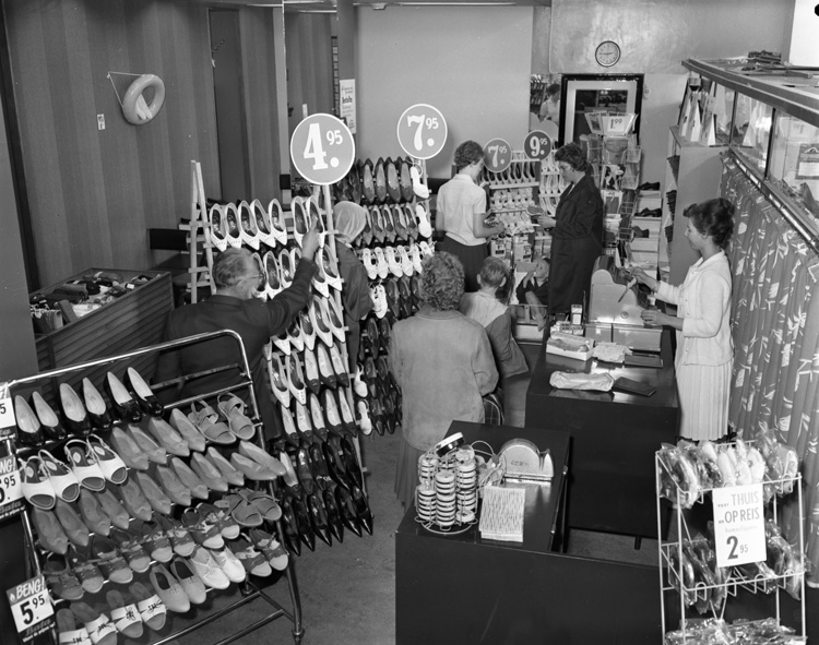 Bata-schoenenwinkel aan de Burgemeester De Vlugtlaan in Amsterdam, 1962
