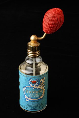 Boldoot-parfumfles met rode verstuiver, rond 1960.