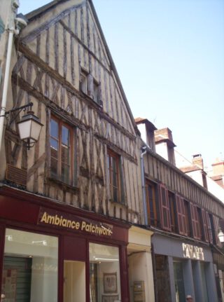 Geboortehuis van Fourier in Auxerre. Onderaan links staat een gedenkplaat.