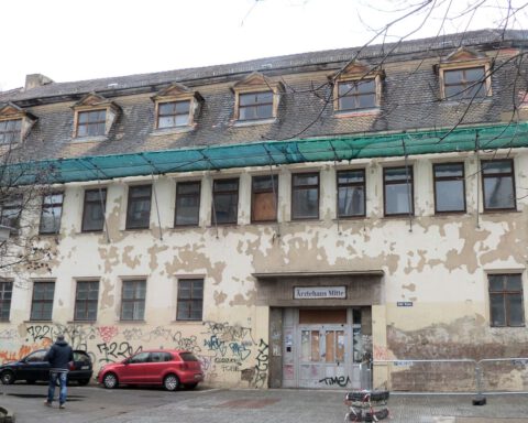 In de Poliklinik Mitte in Halle was in de DDR-tijd een venerologie-afdeling gevestigd.Tegenwoordig staat het pand leeg