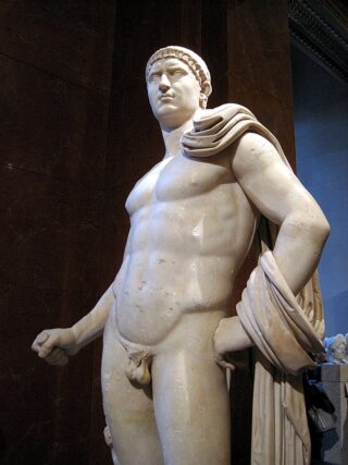 Standbeeld van keizer Otho in het Louvre museum in Parijs.