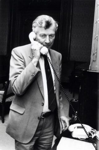 Jan de Koning aan de telefoon in zijn hoedanigheid als formateur. Nederland, 28 mei 1986.