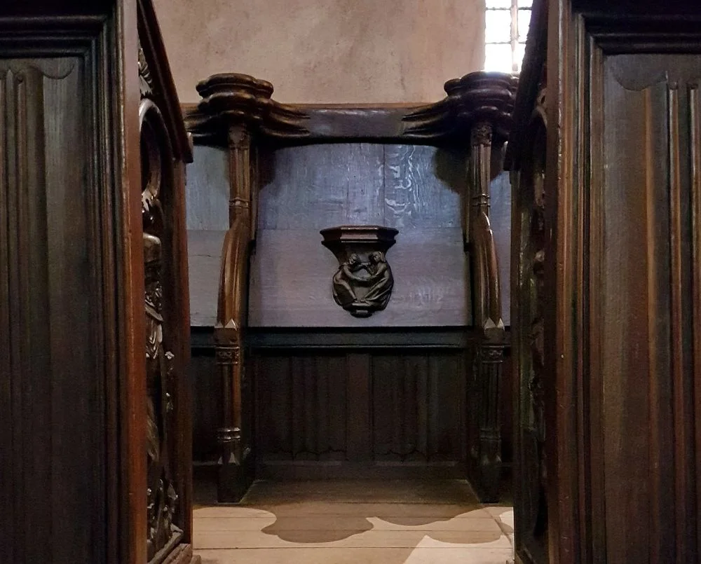 Detail van een koorbank met een misericorde in de St-Martinusbasiliek in Venlo
