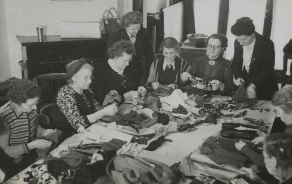 NSVO-vrouwen bij een cursus pantoffels maken, 29 februari 1944.