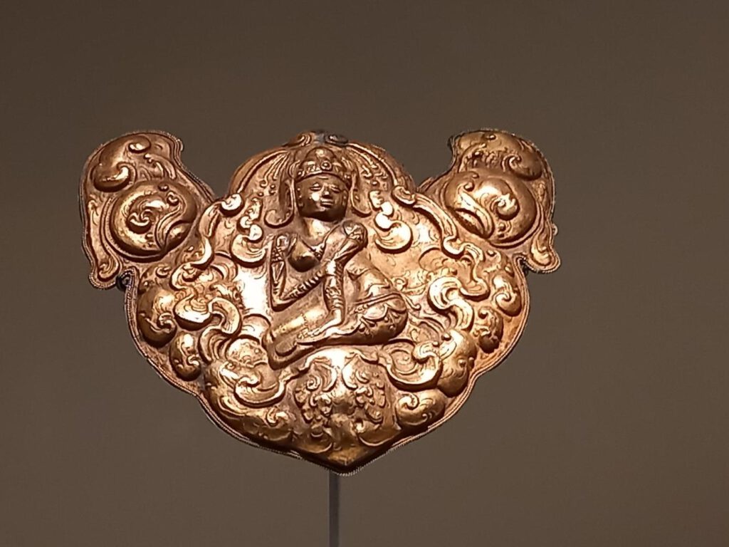 Schaamplaat, goud. 1300-1400. Stichting Nationaal Museum van Wereldculturen