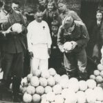 Duitse militairen keuren kaas op de kaasmarkt van Alkmaar