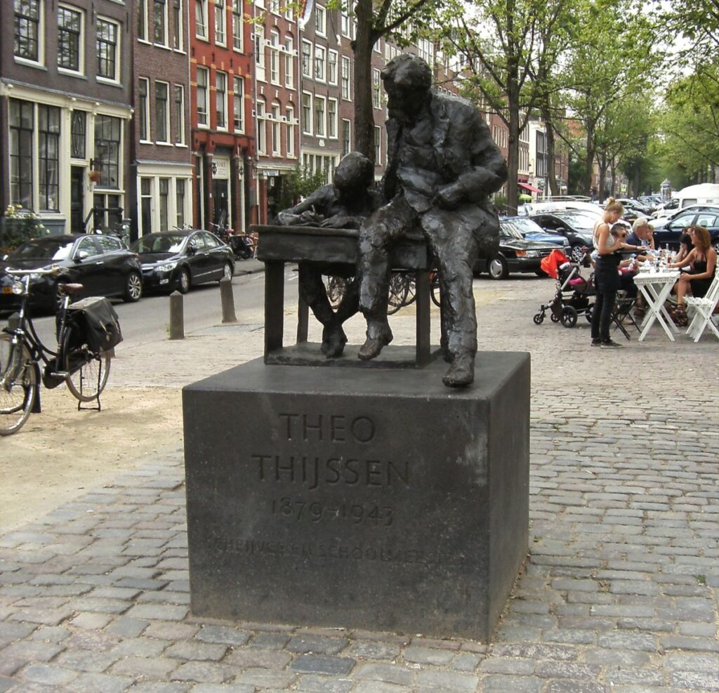 Beeld van Theo Thijssen door Hans Bayens in de Lindengracht in Amsterdam