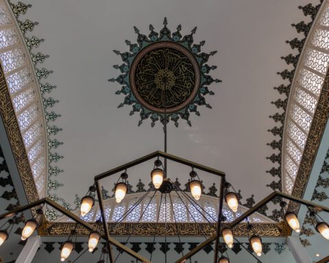 Ulu Moskee Utrecht, kroonluchter en plafond