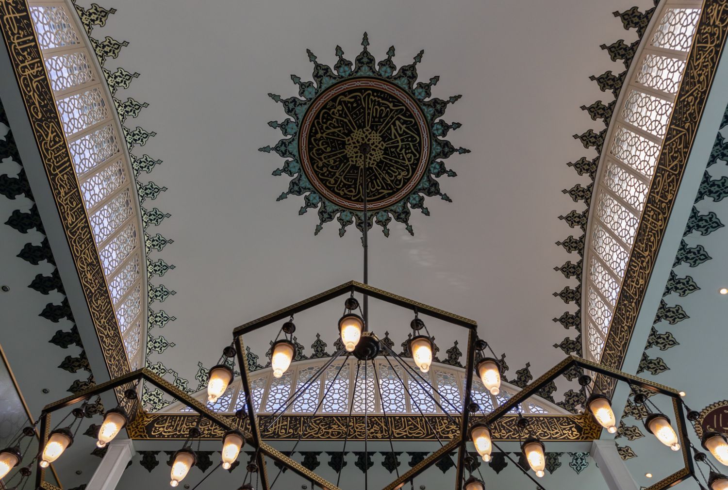 Ulu Moskee Utrecht, kroonluchter en plafond