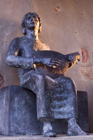 Sculptuur Wolfram von Eschenbach in Abenberg