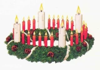 Traditionele adventskrans met vier grote en vierentwintig kleine kaarsen.