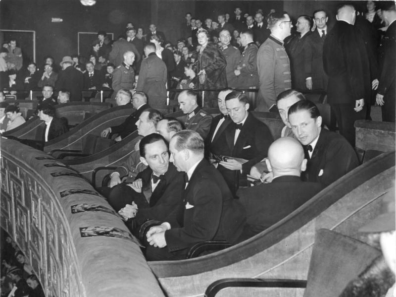 Joseph Goebbels in bioscoop Ufa-Palast am Zoo in Berlijn, 19 januari 1938.