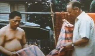 Thompson met een Thaise wever in Bangkok. Uit de documentaire ‘Who killed Jim Thompson’.