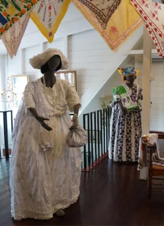 Een witte trouw-koto in het Koto Museum in Paramaribo.