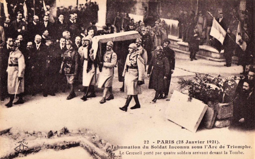 De teraardebestelling van de Onbekende Soldaat onder de Arc de Triomphe in 1921. 