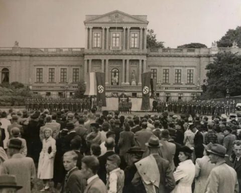 Het provinciehuis in Haarlem tijdens een manifestatie in juni 1941