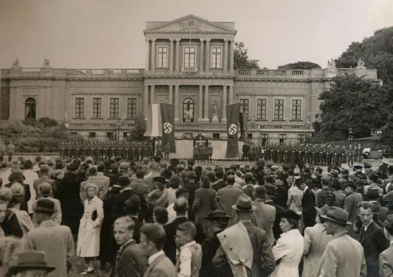 Het provinciehuis in Haarlem tijdens een manifestatie in juni 1941