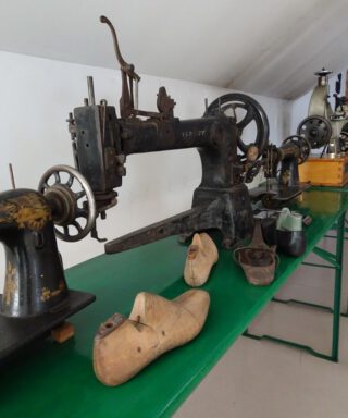 Schoenen gereedschap en machines in het schoenenmuseum in het Poolse Chelmek.