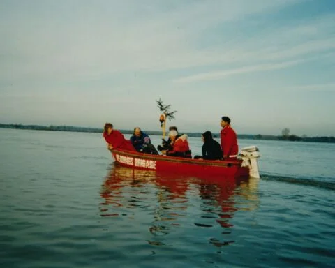 Reddingswerkers in 1993, tijdens hoog water in Limburg