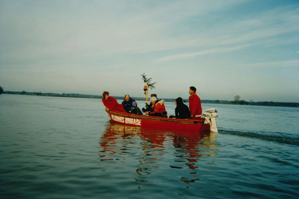 Reddingswerkers in 1993, tijdens hoog water in Limburg