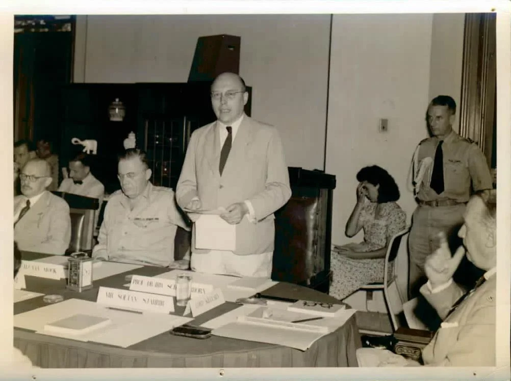 Onderhandelingen tussen delegaties van Nederland en de Republiek, 7 oktober 1946. Op de foto onder meer W. Schermerhorn en H. van Mook.