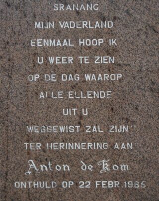 Een herdenkingsbord bij het Ouderlijk huis van Anton de Kom nu.