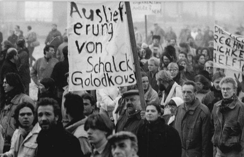 Demonstranten eisen de uitlevering van Alexander Schalck-Golodkowski, december 1989