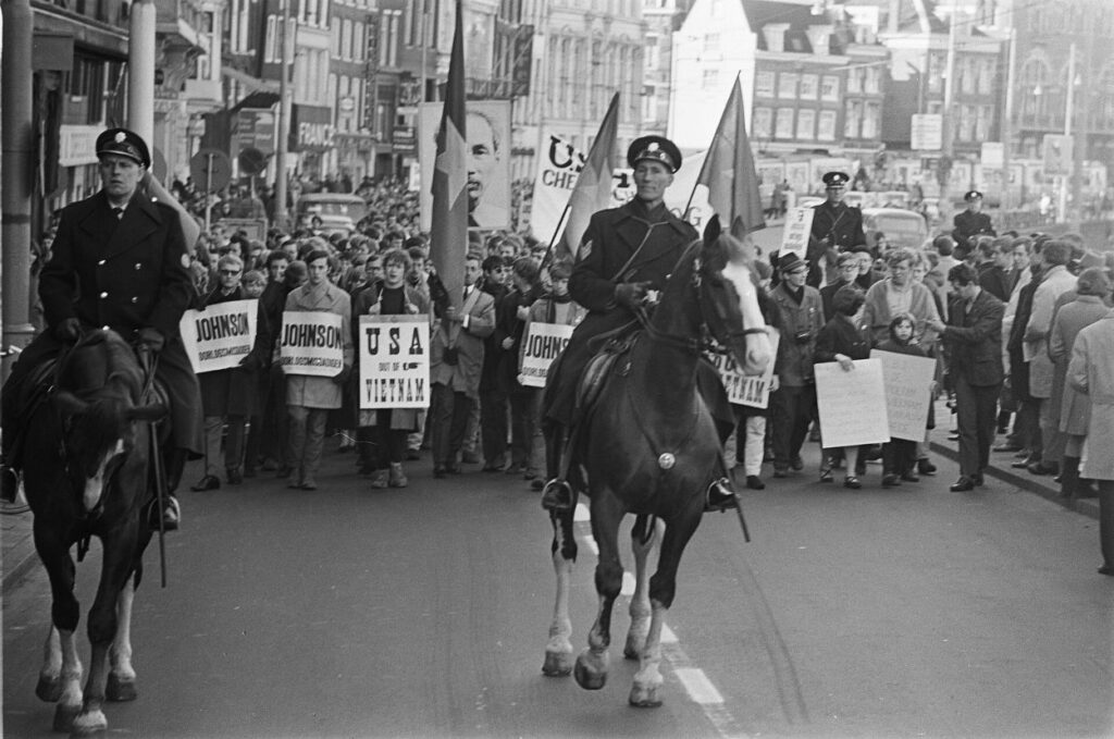 Anti-Amerikaanse demonstratie in Amsterdam, 16 maart 1968