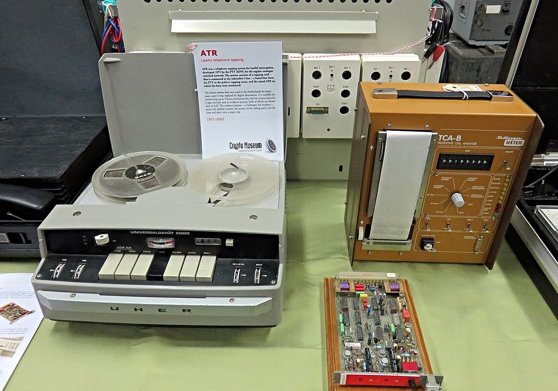 Onderdelen van het Automatische Telefoon Registratie (ATR) systeem dat van 1971 tot 2003 werd gebruikt voor het aftappen van vaste telefoonlijnen.