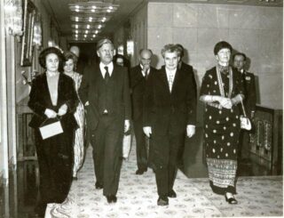 Ten tijde van Ceauşescu ontving Roemenië ‘kopgeld’ van Duitsland voor iedere inwoner uit Zevenburgen van Saksische afkomst die het land mocht verlaten. Op deze foto is de dictator samen met zijn vrouw Elena en bondskanselier Helmut Schmidt vastgelegd tijdens een staatsbezoek in 1978. 