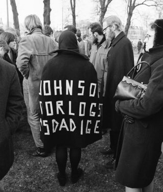 Betoger met de tekst 'Johnson oorlogsmisdadiger' op zijn rug