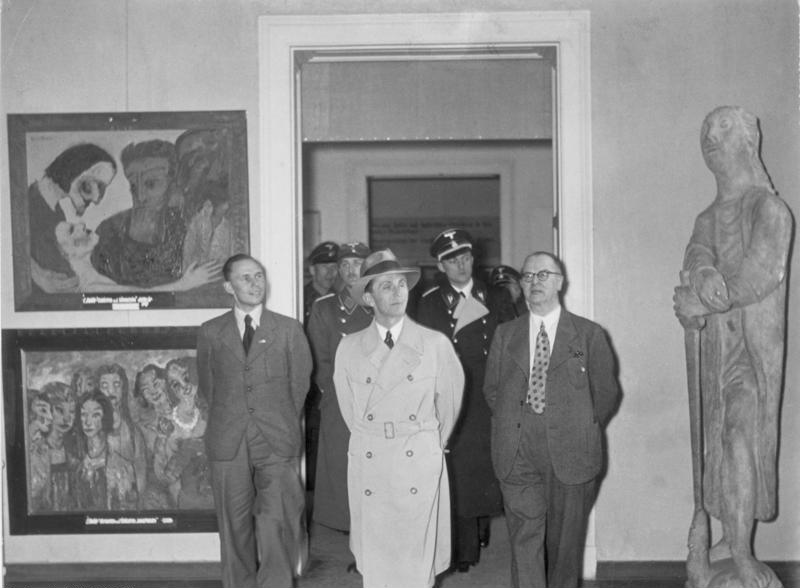 Joseph Goebbels bezoekt de Entartete Kunst-expositie in München, 1938.