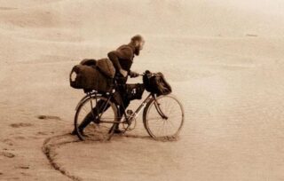 Kaziemierz Nowak met zijn fiets in de woestijn