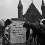 De Kamerleden Lankhorst (r) en Dijkstal plakken een Loesje-affiche op het Binnenhof, 30 juni 1988