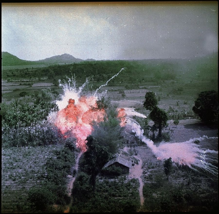 Napalmexplosie in Vietnam nabij Saigon, 1965
